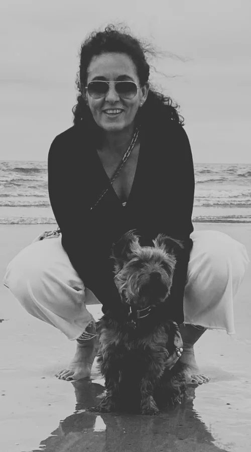 Amara Muhurta junto a su perro Nano, imagen que inspiro su segundo poemario